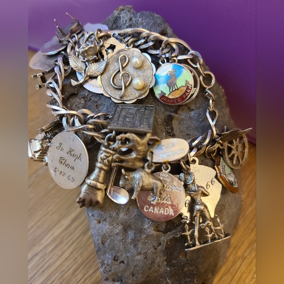 Vintage stunning heavy sterling silver charm bracelet loaded with charms-- - Picture 7 of 8